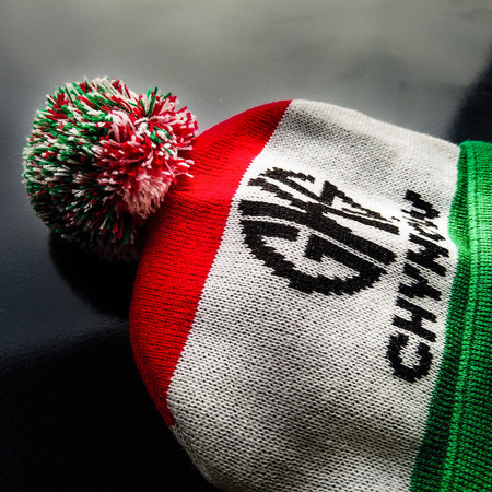 Czapka ONZE zimowa z wywinięciem i pomponem