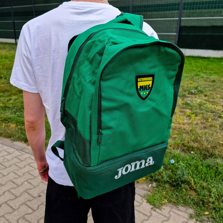 Plecak Joma MKS Ostrowianka z wszytym herbem i nadrukiem – zielony plecak dla kibiców z Ostrowi Mazowieckiej