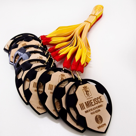 Medal z drewna i pleksi personalizowany – grawerowany laserowo