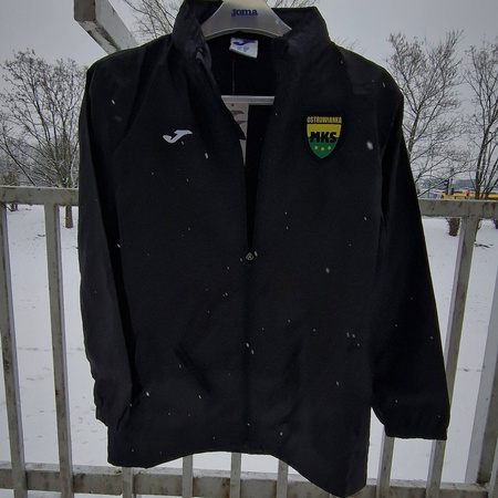Ortalion MKS OSTROWIANKA Joma - z herbem klubu, czarny – wodoodporna kurtka dla kibiców z Ostrowi Mazowieckiej