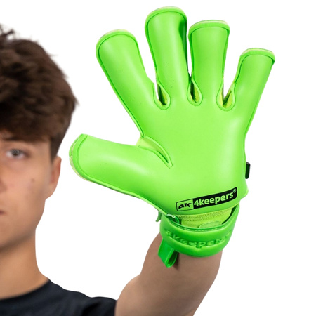 Rękawice 4Keepers Champ Colour Green VII RF2G junior z płynem do czyszczenia rękawic - wyróżniające się rękawice bramkarskie w rozmiarach juniorskich
