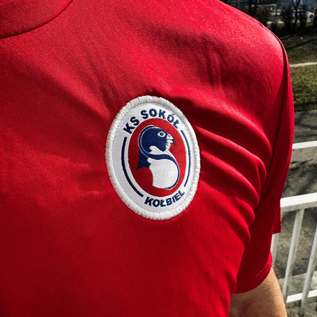 Zestaw meczowy SOKÓŁ KOŁBIEL – koszulki czerwona i niebieska, spodenki, getry, personalizowany numer