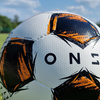 Piłka ONZE LIGHT J350 AP11 – juniorska piłka dla zawodników AP11 o wadze 340-360g