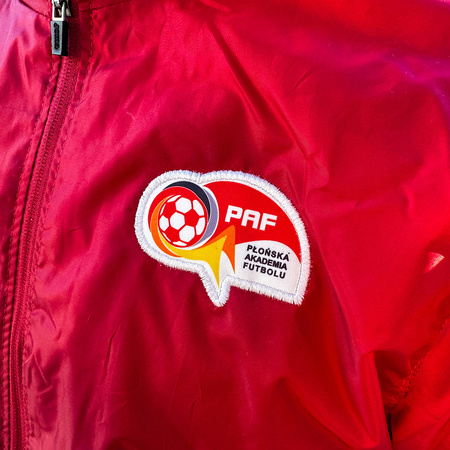 Ortalion JOMA PAF PŁOŃSK czerwony – kurtka przeciwdeszczowa z herbem żakardowym i kapturem dla kibiców i zawodników Płońska