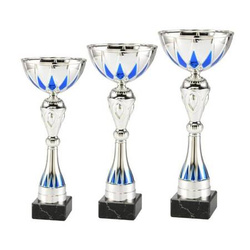 Zestaw pucharów BI ET.443 H31 H29 H26 – eleganckie trofea na kamiennej podstawie