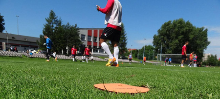 Znaczniki pola płaskie Yakima – zestaw 20 mat znakujących kółka do treningu taktycznego i oznaczania pola, żółto-pomarańczowe, 15 cm ze stojakiem