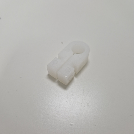 Zaczep siatki do bramki OMEGA - białe haczyki, 100 szt