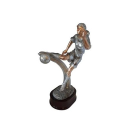 Statuetka piłkarska PC 22574 H25 piłkarka w akcji trofeum dla najlepszej zawodniczki 25 cm
