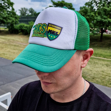 Czapka trucker MKS Ostrowianka zielono-biała z herbem – personalizowana odzież dla kibiców z Ostrowi Mazowieckiej