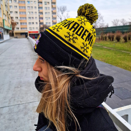 Czapka ONZE zimowa z wywinięciem i pomponem