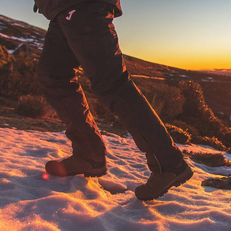 Spodnie Joma Cervino 100929.100 czarne ocieplane spodnie dresowe idealne w czasie użytkowania na co dzień jak i w czasie treningu