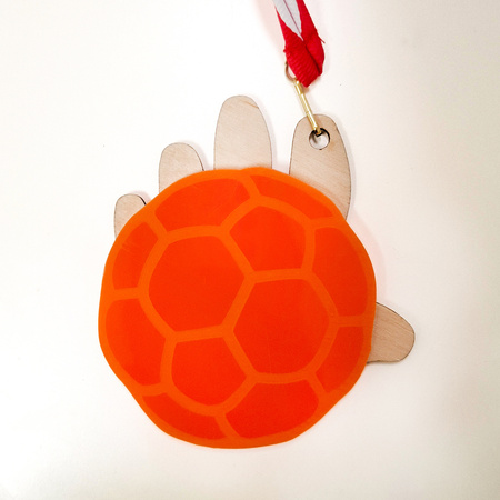 Medal z drewna i pleksi personalizowany – grawerowany laserowo