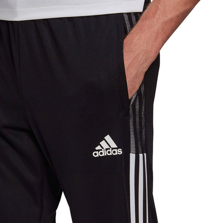 Spodnie Adidas Tiro21 GH7305 czarne piłkarskie spodnie dresowe idealne w czasie użytkowania na co dzień jak i w czasie treningu