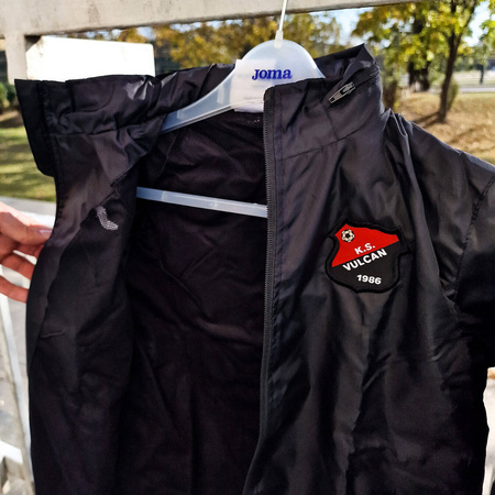 Ortalion JOMA VULCAN – przeciwdeszczowy, herb żakardowy, kaptur, kieszenie, personalizowany dla kibiców i zawodników