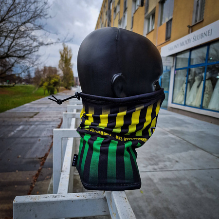 Komin treningowy MKS Ostrowianka z herbem i wzorem w pasy – żółto-zielono-czarny dla kibiców z Ostrowi Mazowieckiej