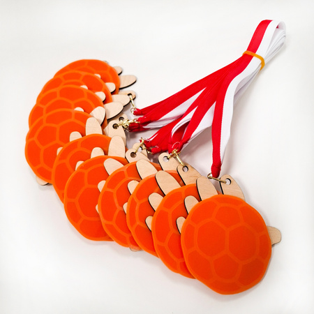 Medal z drewna i pleksi personalizowany – grawerowany laserowo