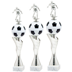 Zestaw pucharów GT 25816 H45 H43 H41 – srebrne puchary z figurką piłkarza o wysokości 45, 43 i 41 cm