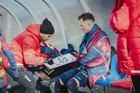 Tablica taktyczna do piłki nożnej YAKIMA 30x45 cm z magnesami 100155 – przenośne narzędzie do planowania strategii