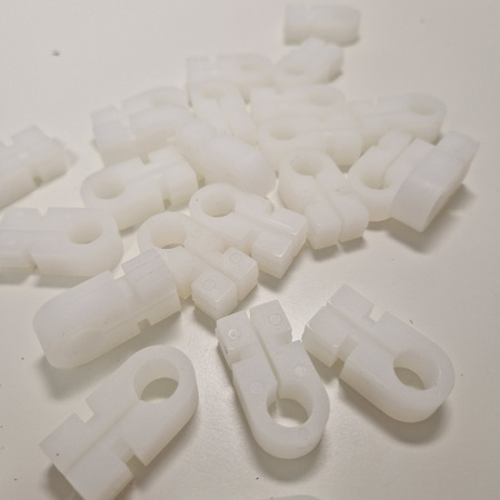 Zaczep siatki do bramki OMEGA - białe haczyki, 100 szt