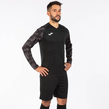 Zestaw bramkarski Joma Zamora VII 102789.100 SET - trzyczęściowy komplet w kolorze czarnym, koszulka z długim rękawem i geometrycznym wzorem, elastyczne szorty, profesjonalne getry