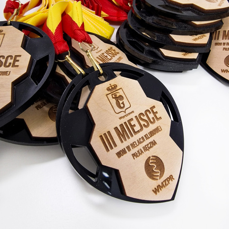 Medal z drewna i pleksi personalizowany – grawerowany laserowo