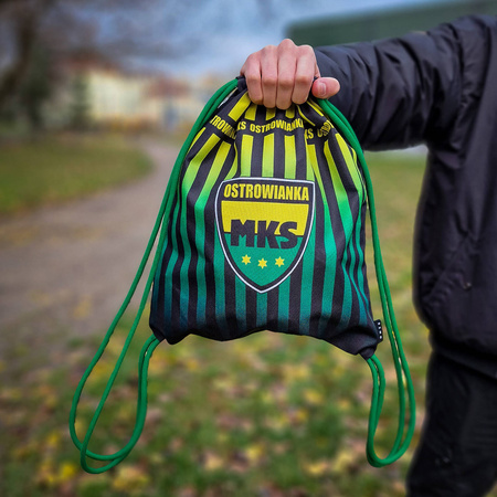 Worek na plecy MKS Ostrowianka z herbem i wzorem w pasy – żółto-zielono-czarny dla kibiców z Ostrowi Mazowieckiej