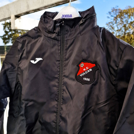 Ortalion JOMA VULCAN – przeciwdeszczowy, herb żakardowy, kaptur, kieszenie, personalizowany dla kibiców i zawodników