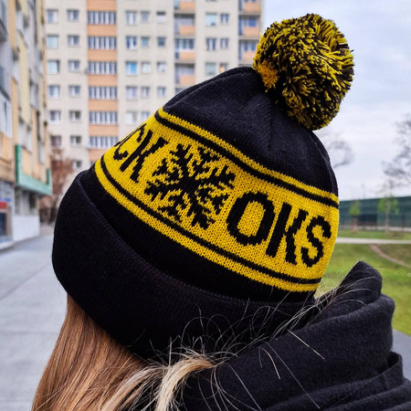 Czapka zimowa OKS START OTWOCK czarno-żółta – bawełniana z pomponem, wywinięciem i haftowanym herbem klubu dla kibiców