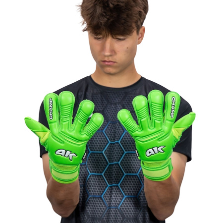 Rękawice 4Keepers Champ Colour Green VII RF2G junior z płynem do czyszczenia rękawic - wyróżniające się rękawice bramkarskie w rozmiarach juniorskich