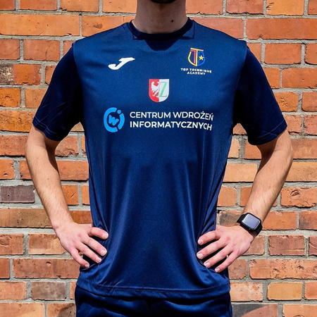 Koszulka meczowa Top Technique Academy granatowa – z przodu herb klubu i miasta oraz logo sponsora, a na plecach duży numer