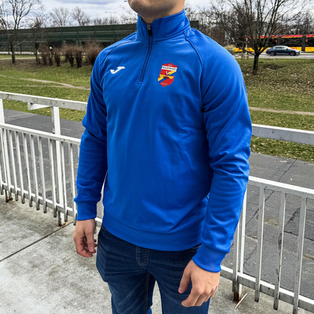 Bluza treningowa JOMA MAZOWSZE GRÓJEC niebieska czesana tkanina z suwakiem, herb DTF i nazwa klubu, personalizowana dla kibiców