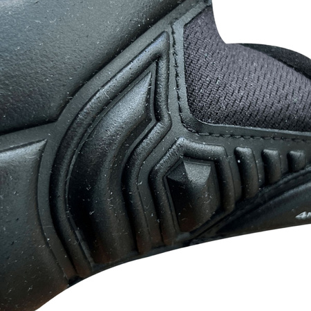 Rękawice 4Keepers Champ Gold Black VII RF2G junior z płynem do czyszczenia rękawic - styl i funkcjonalność w bramce