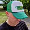 Czapka trucker MKS Ostrowianka zielono-biała z herbem – personalizowana odzież dla kibiców z Ostrowi Mazowieckiej