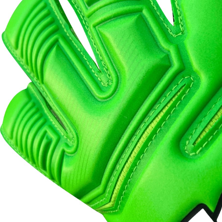 Rękawice 4Keepers Champ Colour Green VII RF2G junior z płynem do czyszczenia rękawic - wyróżniające się rękawice bramkarskie w rozmiarach juniorskich