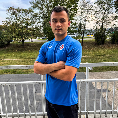 Zestaw meczowy SOKÓŁ KOŁBIEL – koszulki czerwona i niebieska, spodenki, getry, personalizowany numer