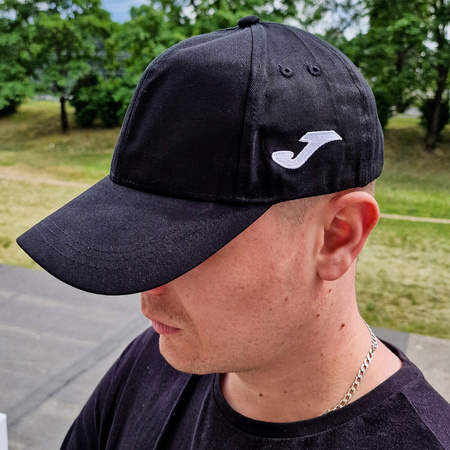 Czapka Joma MKS Ostrowianka czarna z herbem – personalizowana odzież dla kibiców z Ostrowi Mazowieckiej