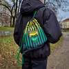 Worek na plecy MKS Ostrowianka z herbem i wzorem w pasy – żółto-zielono-czarny dla kibiców z Ostrowi Mazowieckiej