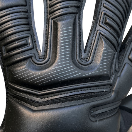 Rękawice 4Keepers Champ Gold Black VII RF2G junior z płynem do czyszczenia rękawic - styl i funkcjonalność w bramce