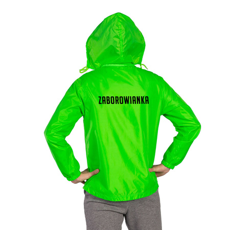 Ortalion ZABOROWIANKA zielony – zapinana kurtka przeciwdeszczowa z kapturem, kieszeniami i herbem dla kibiców Zaborowa