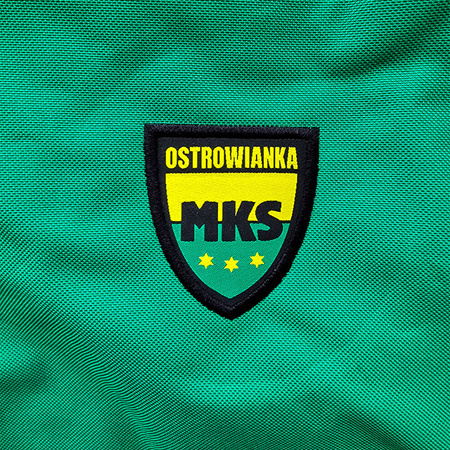 Plecak Joma MKS Ostrowianka z wszytym herbem i nadrukiem – zielony plecak dla kibiców z Ostrowi Mazowieckiej