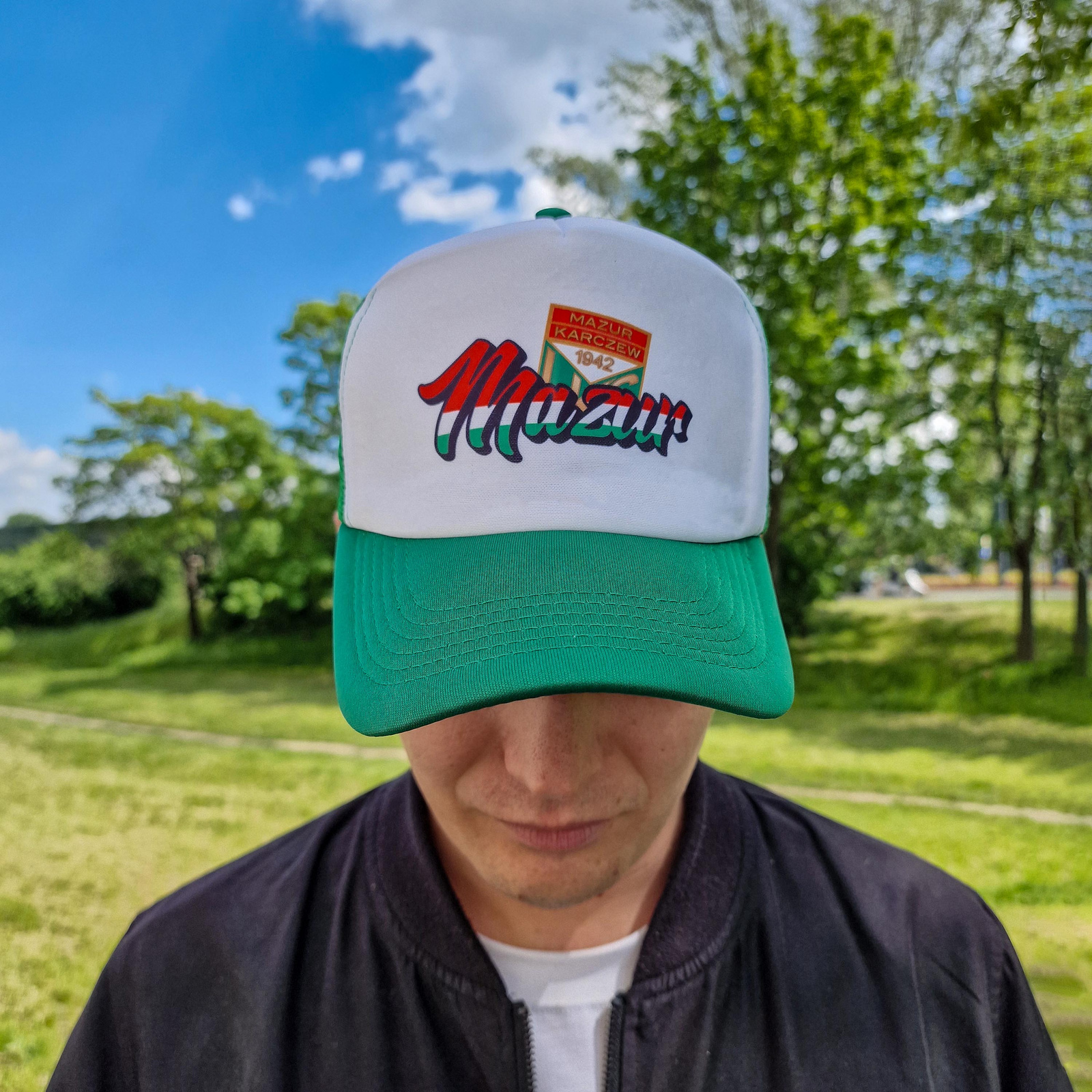 Czapka trucker 3803 MAZUR KARCZEW biało-zielona – detal grafiki