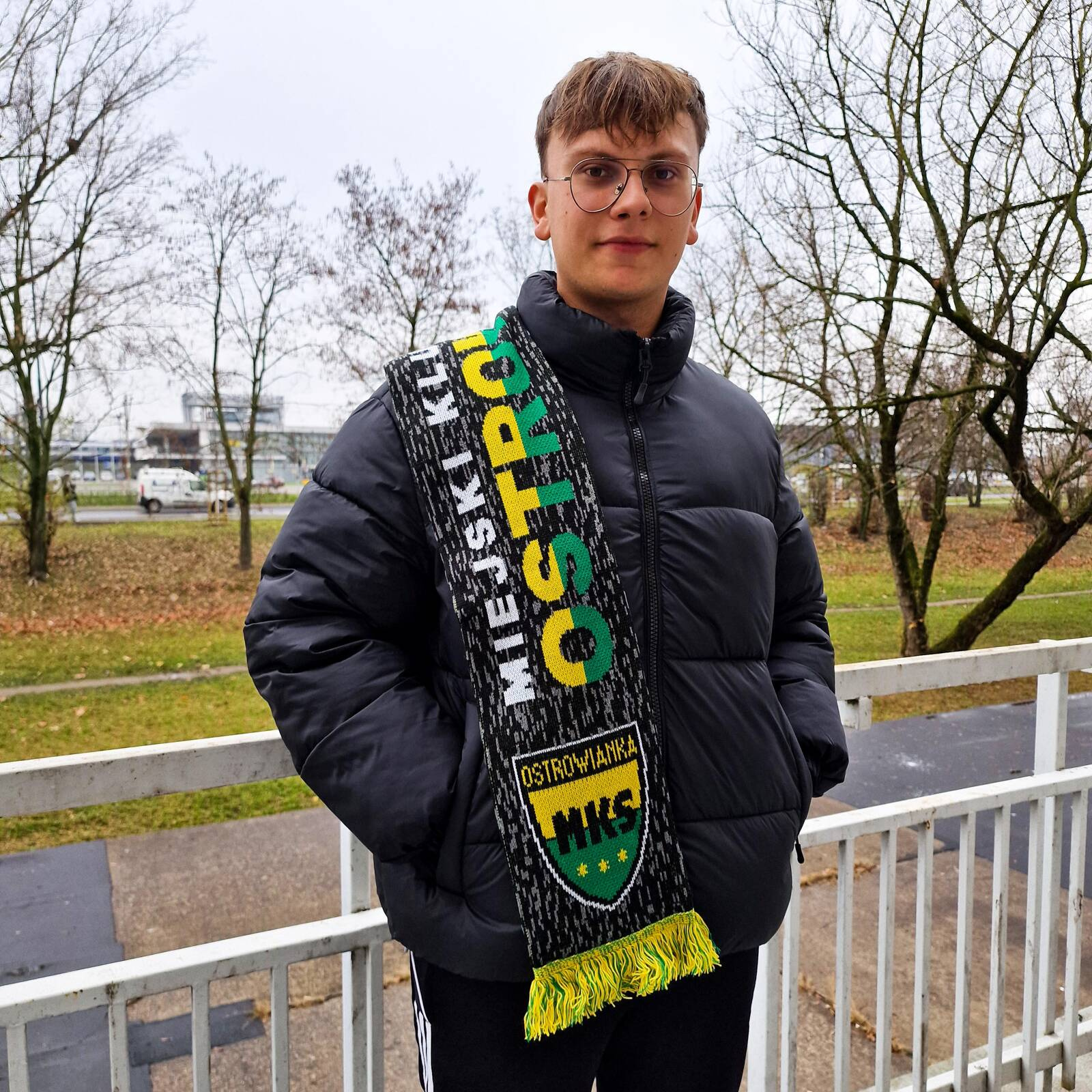 Szalik kibica MKS Ostrowianka – detal herbu