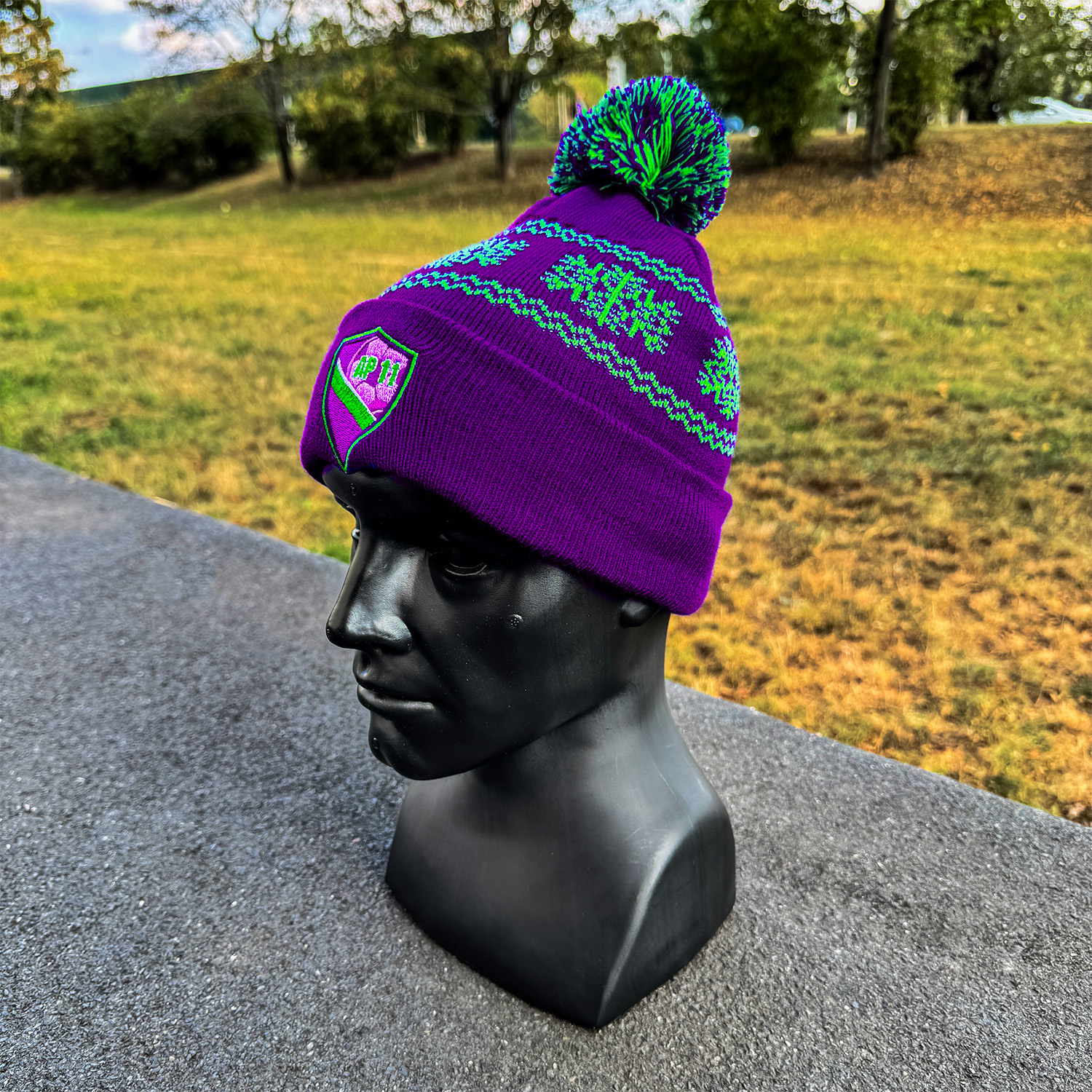 Czapka zimowa AP11 z pomponem – prawy bok