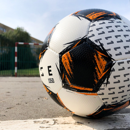 Piłka ONZE LIGHT J350 AP11 – juniorska piłka dla zawodników AP11 o wadze 340-360g