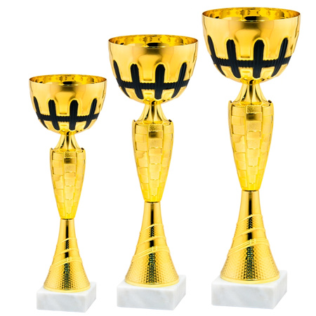 Zestaw pucharów GT 25815 H34 H31 H25 – złote puchary z czarnymi akcentami i bialymi podstawami, o wysokości 34, 31 i 25 cm