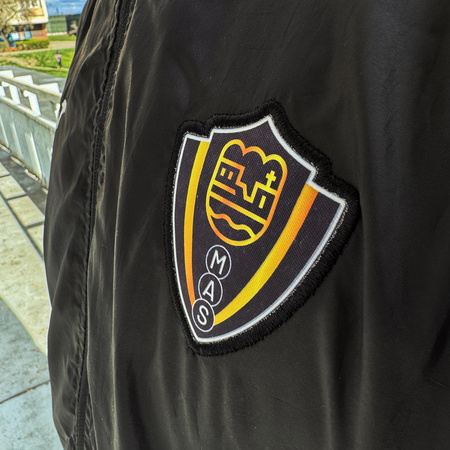 Ortalion JOMA MAKOWSKA AKADEMIA SPORTU – przeciwdeszczowy z żakardowym herbem, personalizowany