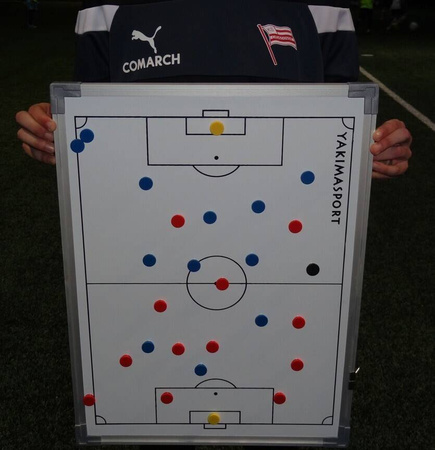 Tablica taktyczna YAKIMA 45x60 cm z magnesami 100074 – mobilne narzędzie do planowania taktyki i formacji