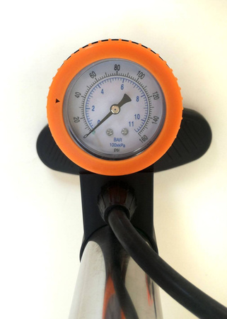 Pompka ręczna Yakima 60 cm z ciśnieniomierzem – precyzyjne narzędzie do pompowania