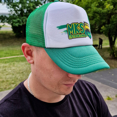 Czapka trucker MKS Ostrowianka zielono-biała z herbem – personalizowana odzież dla kibiców z Ostrowi Mazowieckiej