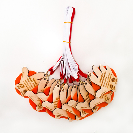 Medal z drewna i pleksi personalizowany – grawerowany laserowo